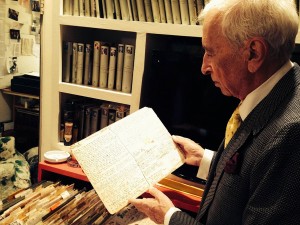 Gay Talese showing off one of the shirtboards he uses to take notes.