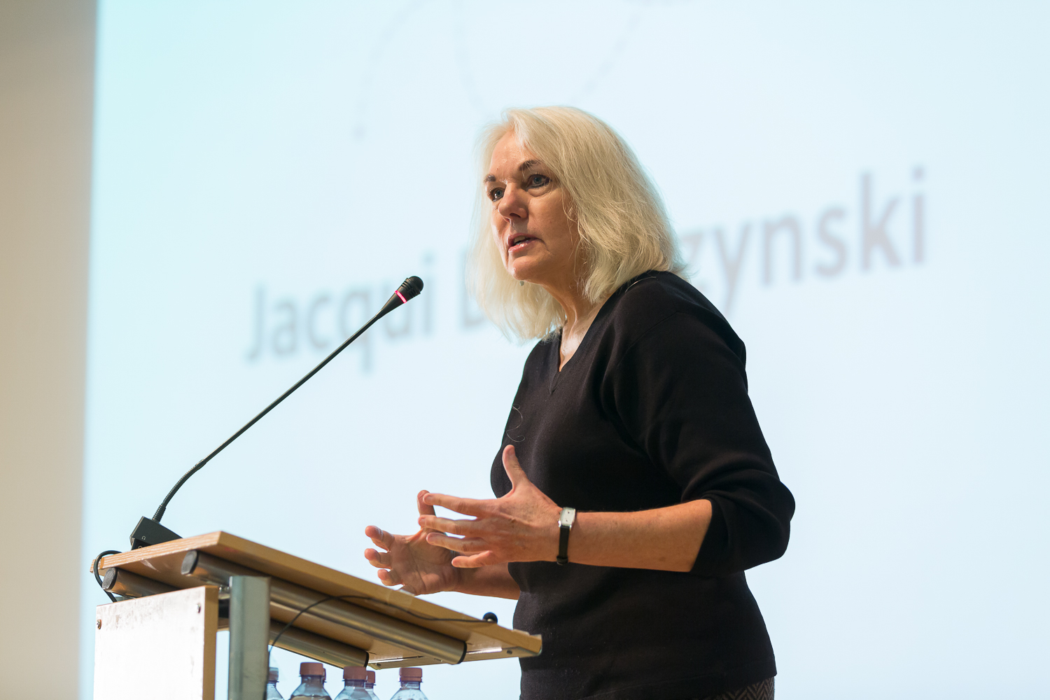 Jacqui Banaszynski at the The Power of Storytelling international conference in Bucharest.