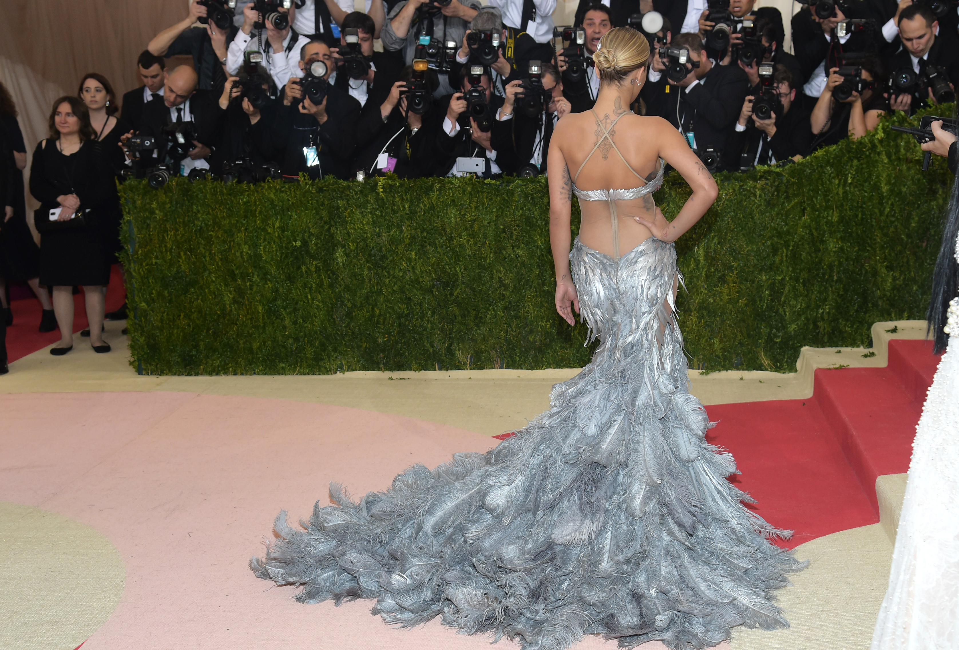 Singer Rita Ora wears the plumassier's feathers at the Met Gala in 2016.
