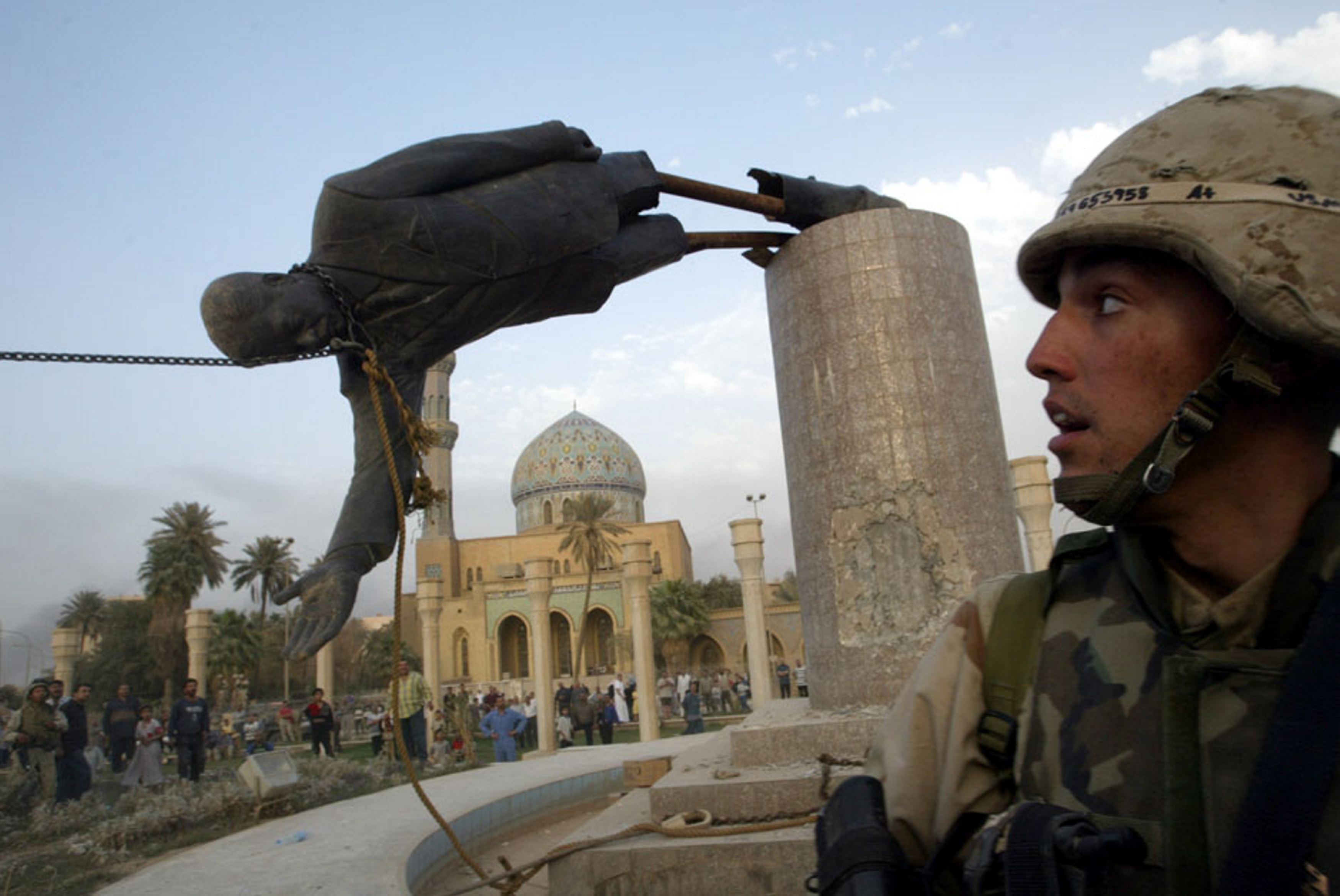 Операция против ирака. Ирак памятник Саддаму Хусейну.