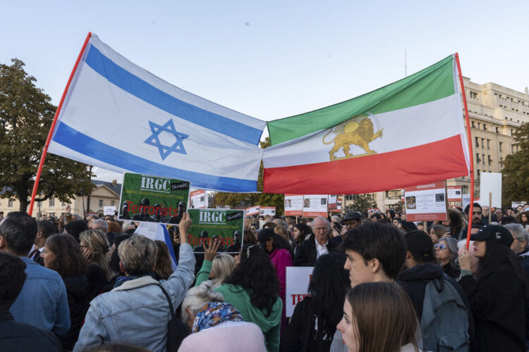 Photo of the Israeli and Palestinian flags together at a demonstration in France against the use of hotages in the war in Gaza.