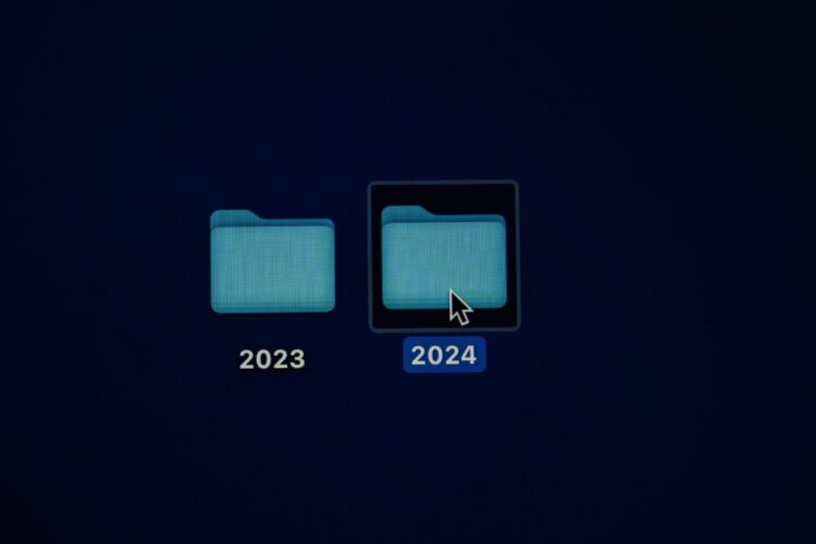 Two folder icons on a monitor: 2023and 2024