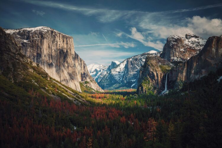 A landscape photo of Yosemite National Park, with the icononic views of El Capitan and Half Dome